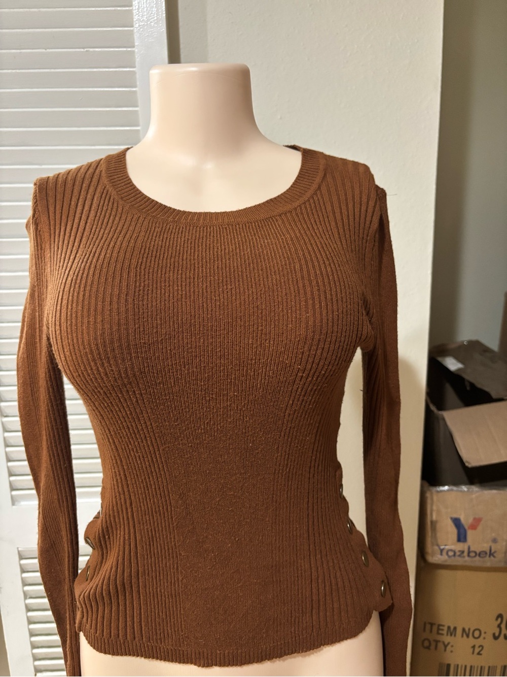 Hooked Up by IOT Ribbed Crewneck Sweater in Brown